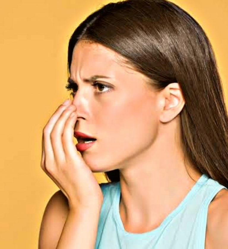 मुँह से बदबू क्यों आती है, लक्षण और घरेलु उपचार - Bad Breath in Hindi